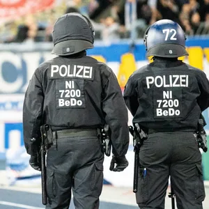 Die Polizei vor dem Block der Rostocker Fans. (Archivfoto)
