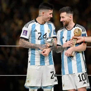 Argentiniens Youngster Enzo Fernandez (l.) wurde in Katar als bester junger Spieler der WM ausgezeichnet.