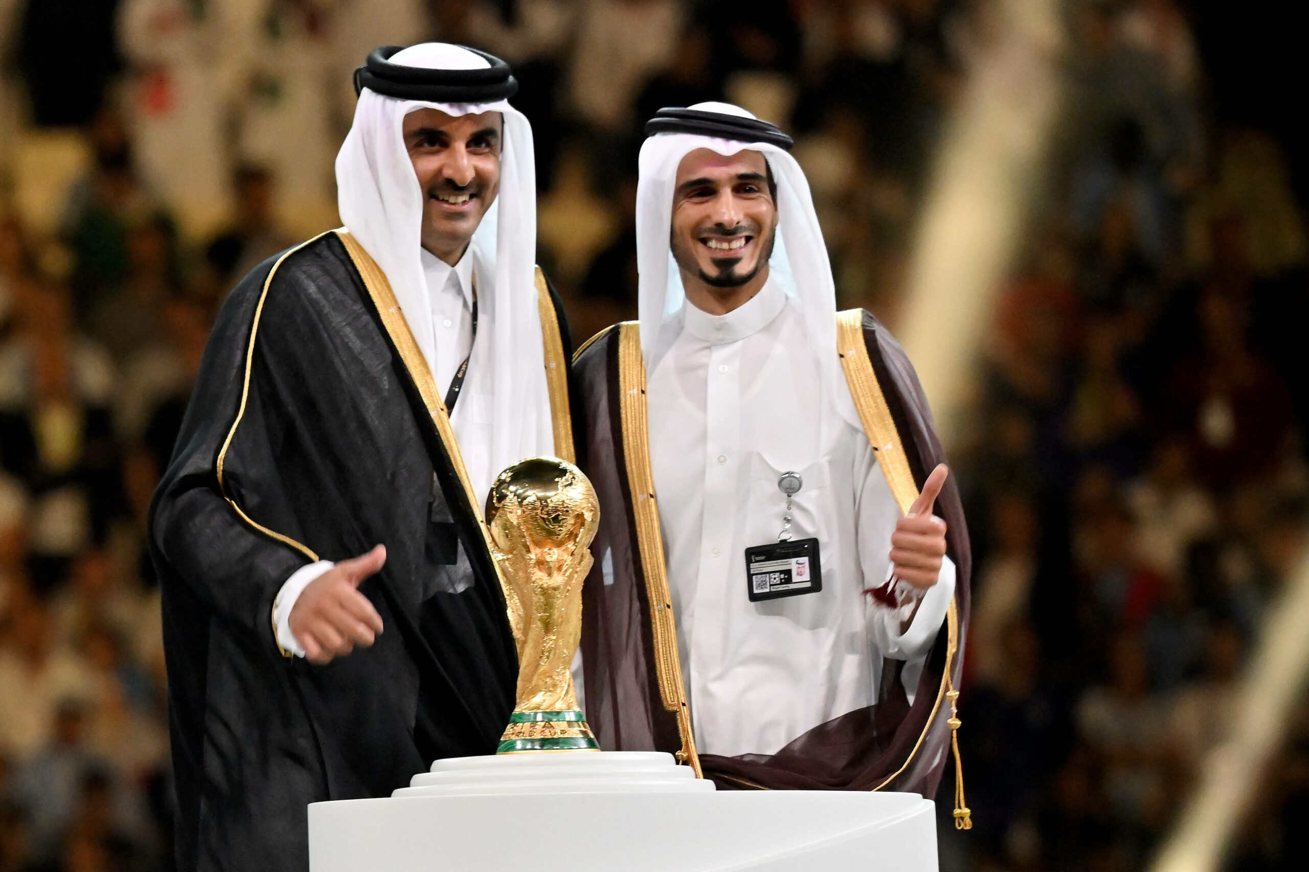 Emir Tamim bin Hamad Al Thani und Bruder mit WM-Pokal