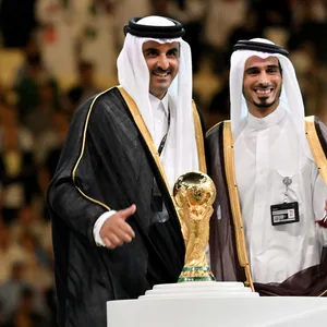 Emir Tamim bin Hamad Al Thani und Bruder mit WM-Pokal