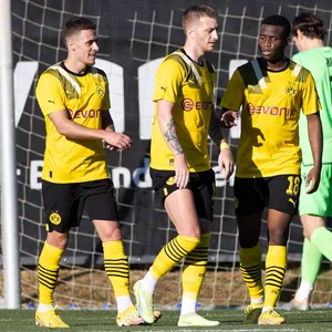 Thorgan Hazard (l., hier mit Marco Reus und Youssoufa Moukoko) beim Testspiel des BVB im Winter-Trainingslager