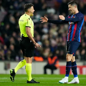 Robert Lewandowski diskutiert mit einem Schiedsrichter