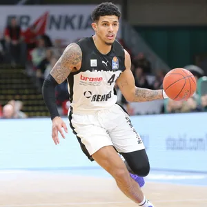 Basketball-Profi Sasha Grant am Ball
