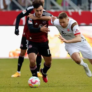 Jens Castrop im Zweikampf mit Karol Mets