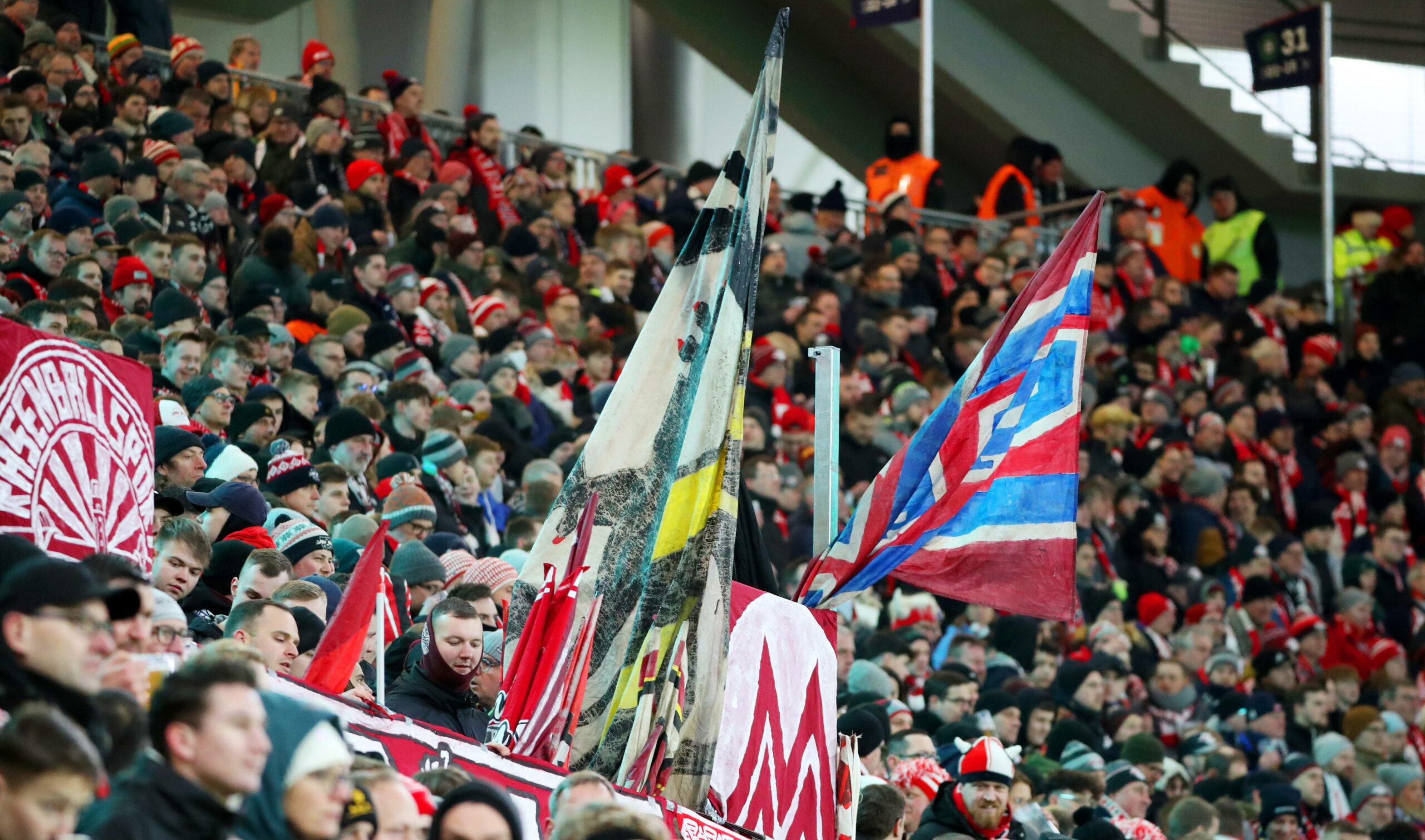 Die Fans in Leipzig wurden vor dem Anpfiff geschockt.