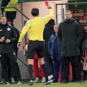 Schiedsrichter Deniz Aytekin und Mainz-05-Trainer Bo Svensson