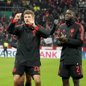 Dayot Upamecano feiert mit Thomas Müller und Alphonso Davies