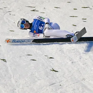 Timi Zajc nach Sturz bei Skisprung-Weltcup