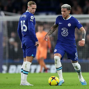Mykhailo Mudryk und Enzo Fernandez am Ball