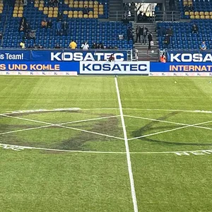 Beschriftung des Rasens im Braunschweiger Stadion