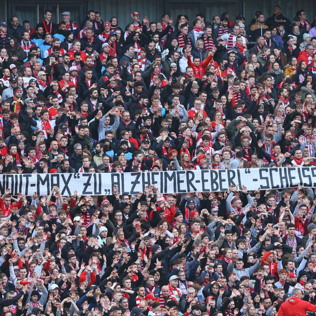 Im Kölner Block wurde am Samstag ein Banner hochgehalten mit der Aufschrift: „Von ’Burnout-Max’ zu ’Alzheimer-Eberl’ – Scheiss RB“