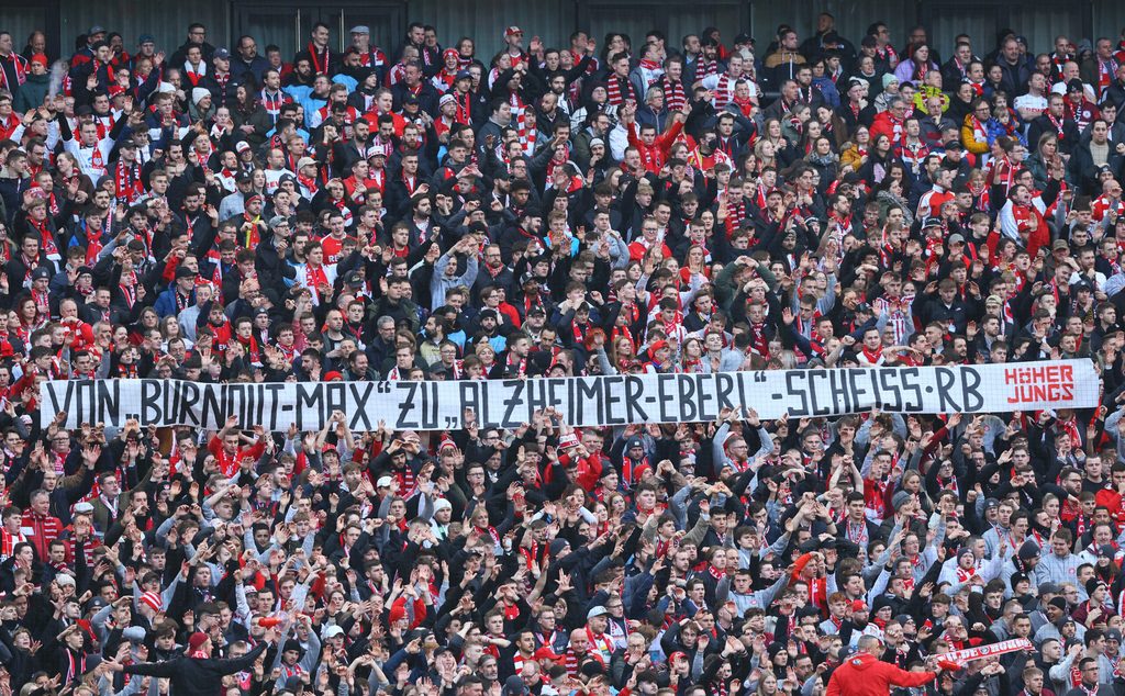 Im Kölner Block wurde am Samstag ein Banner hochgehalten mit der Aufschrift: „Von ’Burnout-Max’ zu ’Alzheimer-Eberl’ – Scheiss RB“