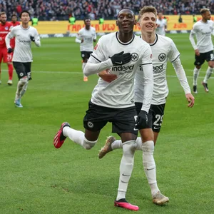 Randal Kolo Muani und Jesper Lindström von Eintracht Frankfurt