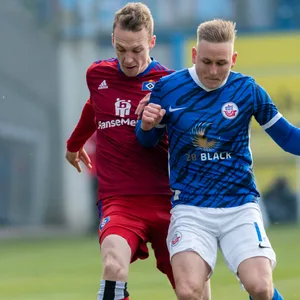 Sebastian Schonlau im Zweikampf mit Kai Pröger