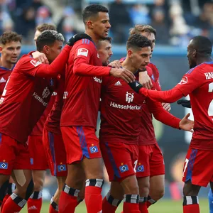 Geschafft! Die HSV-Profis bejubeln in Rostock ihren zweiten Sieg nach der Winterpause.