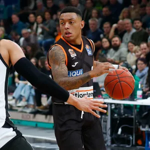 Yago dos Santos (ratiopharm Ulm) gegen Jackson Rowe (Medi Bayreuth)