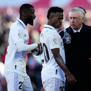 Real Madrids Vinicius Junior (2.v.l.) wurde erneut Opfer von Rassismus.
