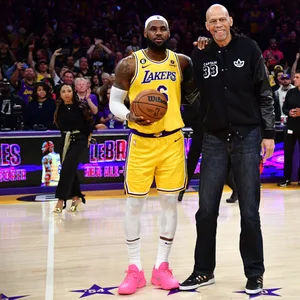 NBA-Basketballer LeBron James und Ex-Profi Kareem Abdul-Jabbar
