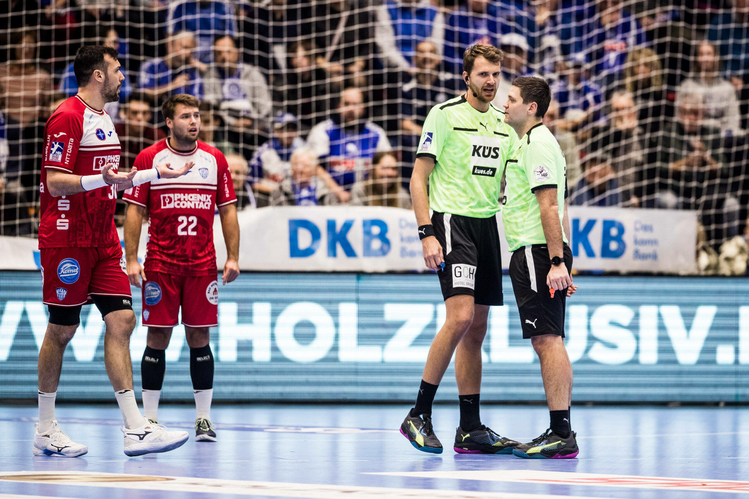 Handballer Lemgo Lippe und Schiedsrichter