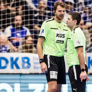 Handballer Lemgo Lippe und Schiedsrichter