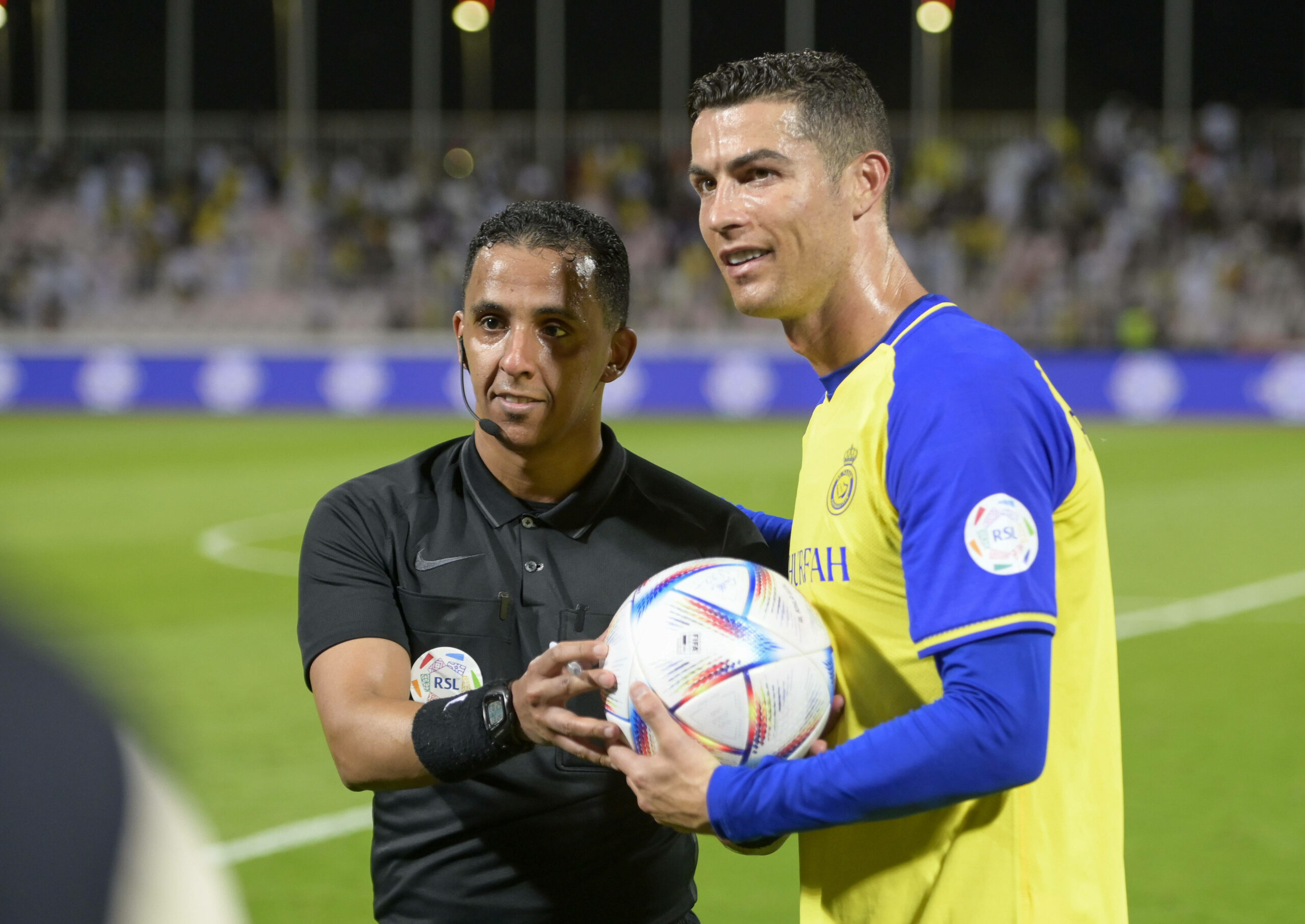 Cristiano Ronaldo sicherte sich nach dem Spiel noch den Ball vom Schiedsrichter.