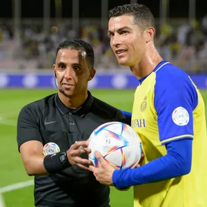 Cristiano Ronaldo sicherte sich nach dem Spiel noch den Ball vom Schiedsrichter.