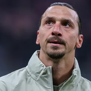 Zlatan Ibrahimovic schaut traurig an den Himmel