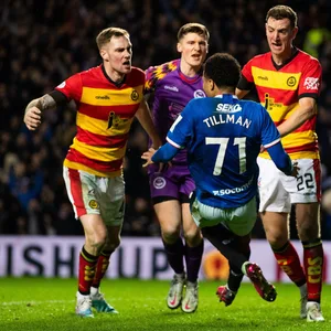 Malik Tillman bedrängt von Kevin Holt (von links), Jamie Sneddon und Aaron Muirhead