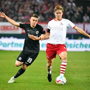 Timo Hübers im Zweikampf mit Rafael Borré