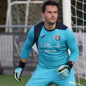 Fußball-Torhüter Arne Espeel hält einen Ball