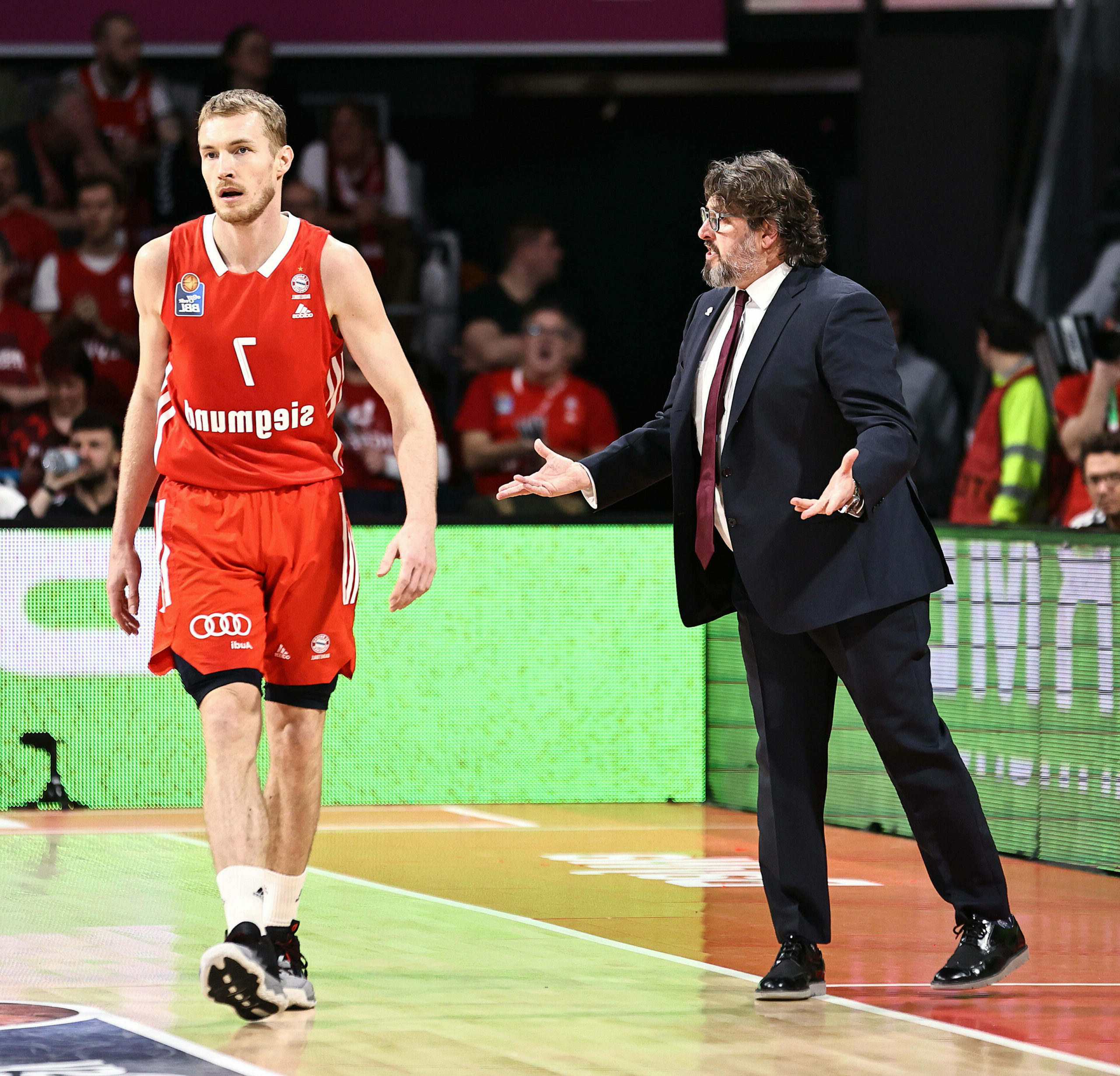 Trainer Andrea Trinchieri und Basketballer Niels Giffey