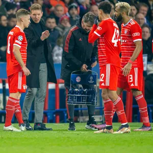 Julian Nagelsmann gibt Anweisungen an Joshua Kimmich, Jamals Musiala und Eric-Maxim Chouo-Moting.