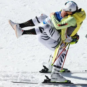 Alexander Schmid feiert seine Goldmedaille mit Teamkollege Linus Strasser.