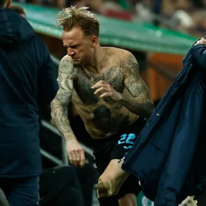Hoffenheims Kevin Vogt riss sich bei seiner Auswechslung kurz nach der Pause das Trikot vom Leib.