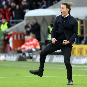Bruno Labbadia jubelte beim Sieg des VfB Stuttgart mit allem, was er hatte.