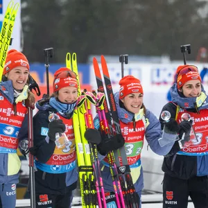 Die Deutsche Biathlon Frauen-Staffel bei der Flower-Ceremony