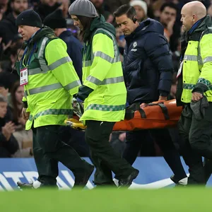 César Azpilicueta wird verletzt vom Platz getragen.