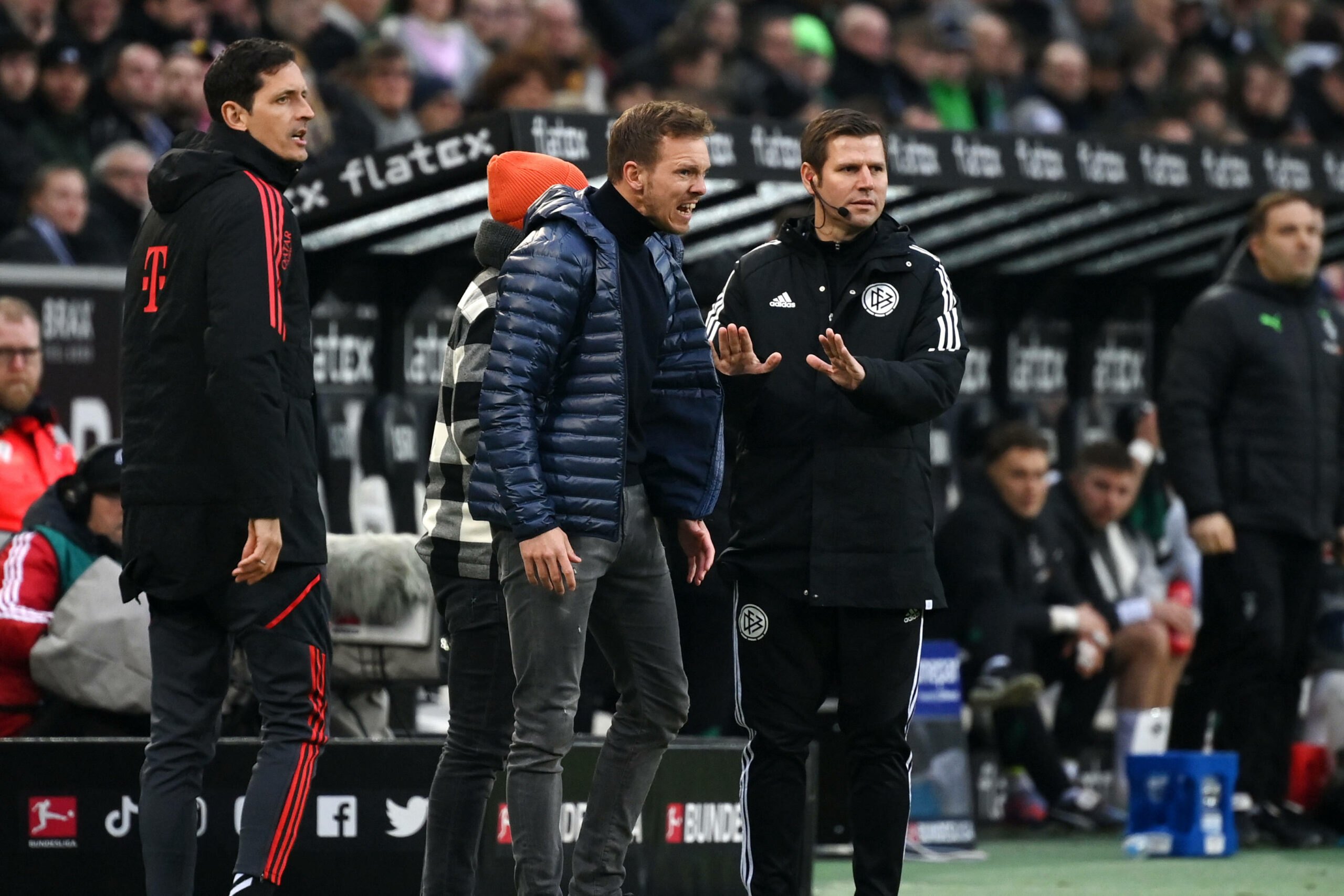 Frank Willenborg diskutiert mit Bayern-Trainer Julian Nagelsmann