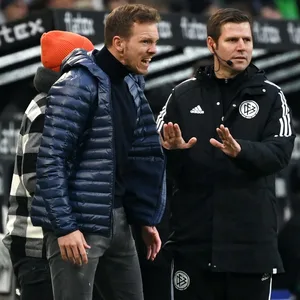 Frank Willenborg diskutiert mit Bayern-Trainer Julian Nagelsmann