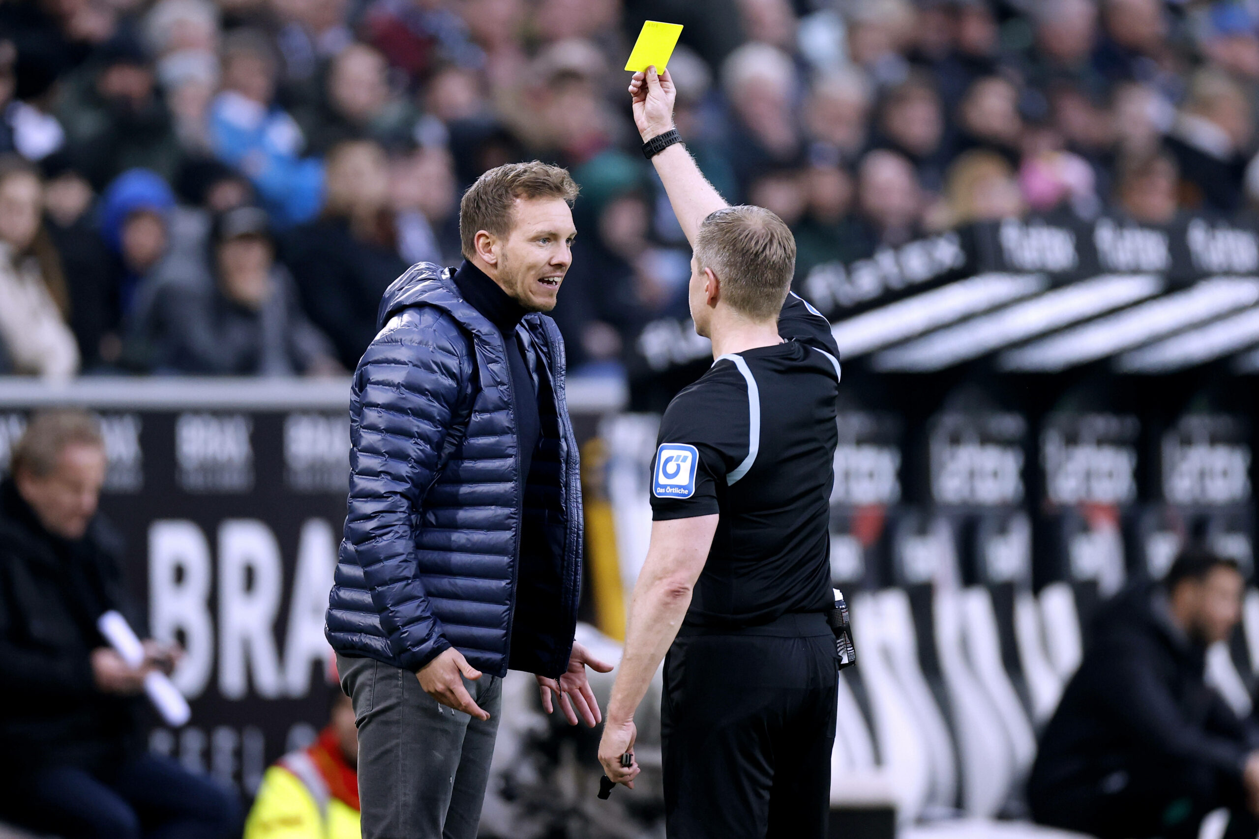 Schiedsrichter Tobias Welz verwarnt Bayern-Trainer Julian Nagelsmann mit einer gelben Karte