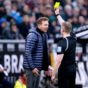 Schiedsrichter Tobias Welz verwarnt Bayern-Trainer Julian Nagelsmann mit einer gelben Karte
