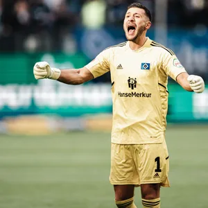 HSV-Keeper Daniel Heuer Fernandes bejubelt den Sieg gegen Bielefeld.
