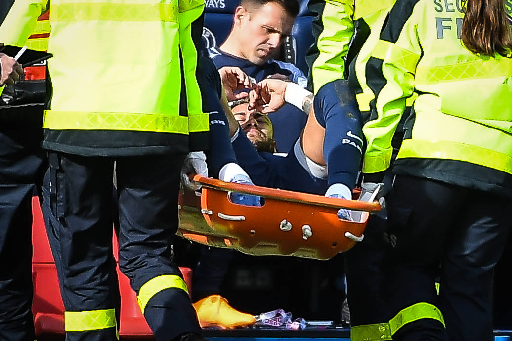Neymar wird verletzt vom Platz getragen