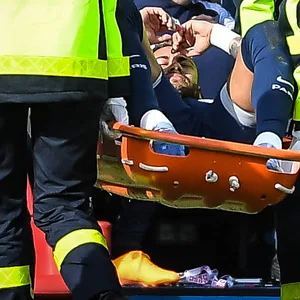 Neymar wird verletzt vom Platz getragen
