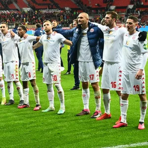 Mainzer Spieler feiern in ihrer Kurve