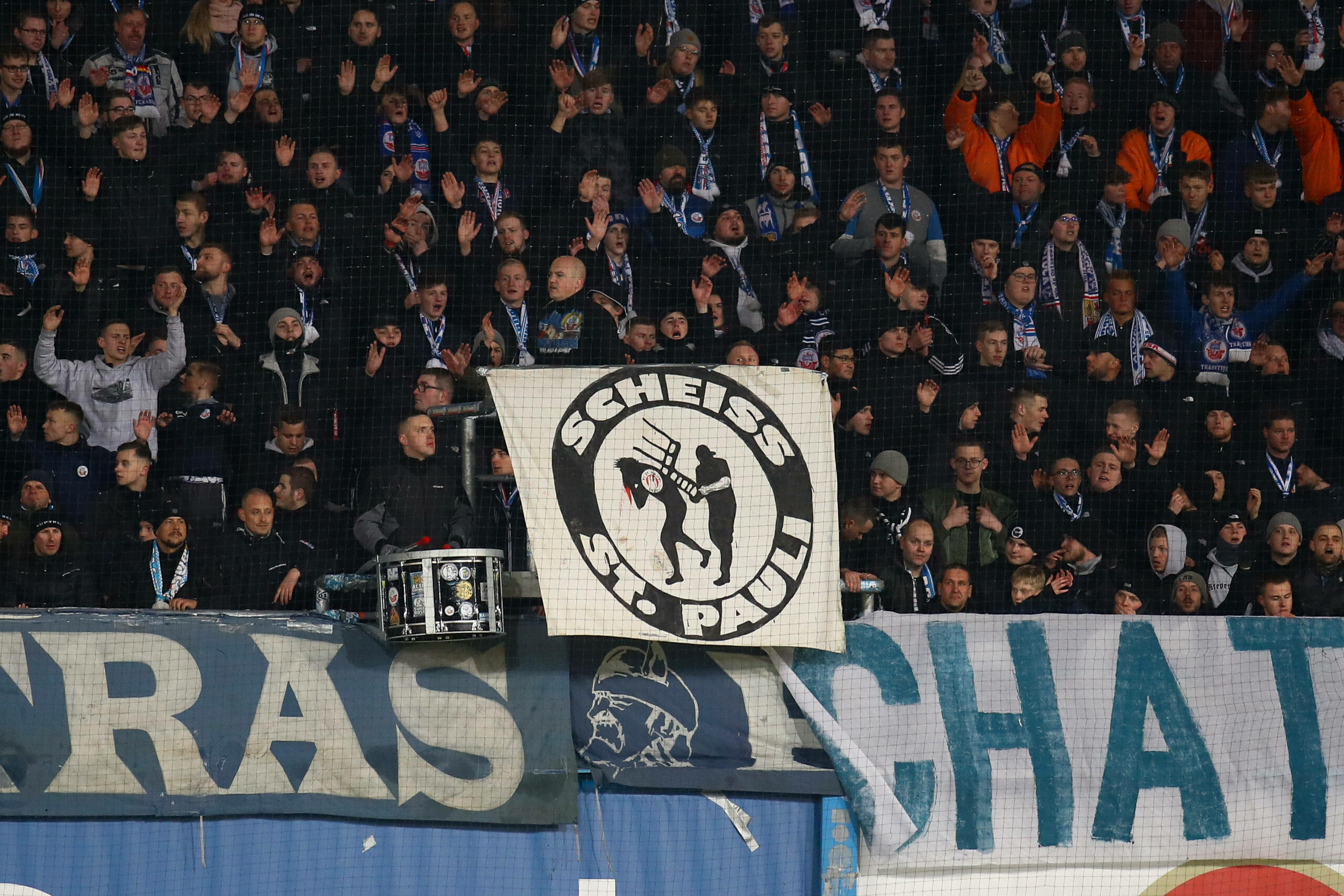 Rostock-Fans mit Anti-St. Pauli-Banner