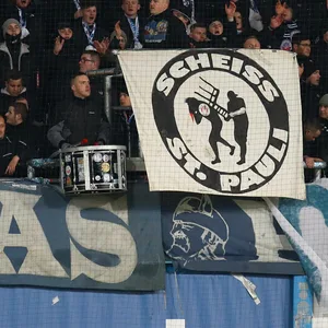 Rostock-Fans mit Anti-St. Pauli-Banner
