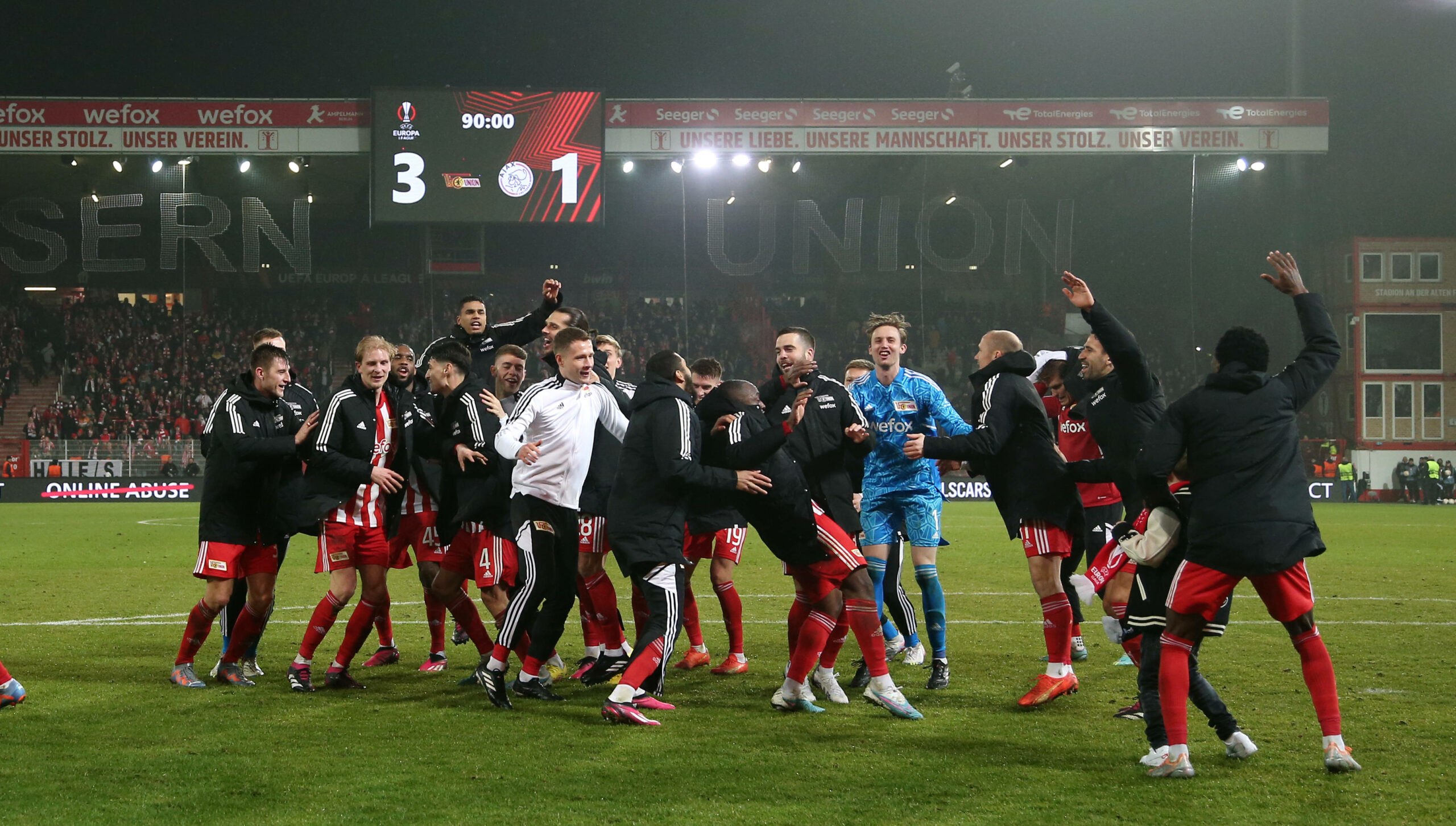Die Spieler von Union Berlin feiern nach ihrem Sieg über Ajax Amsterdam.