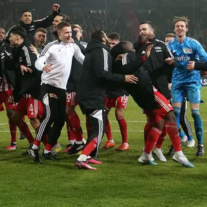 Die Spieler von Union Berlin feiern nach ihrem Sieg über Ajax Amsterdam.
