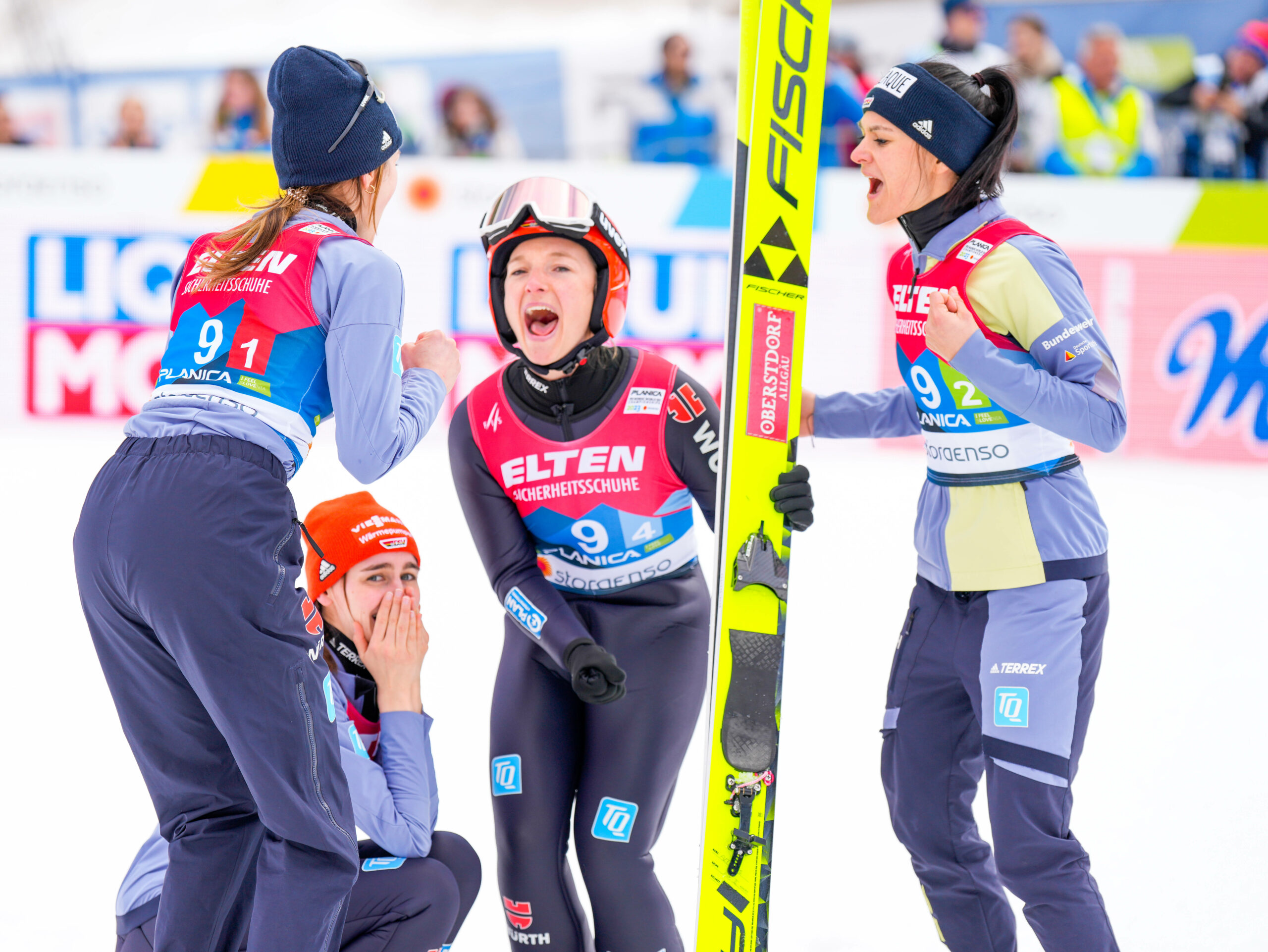 Die deutschen Skispringerinnen bejubeln ihr WM-Gold
